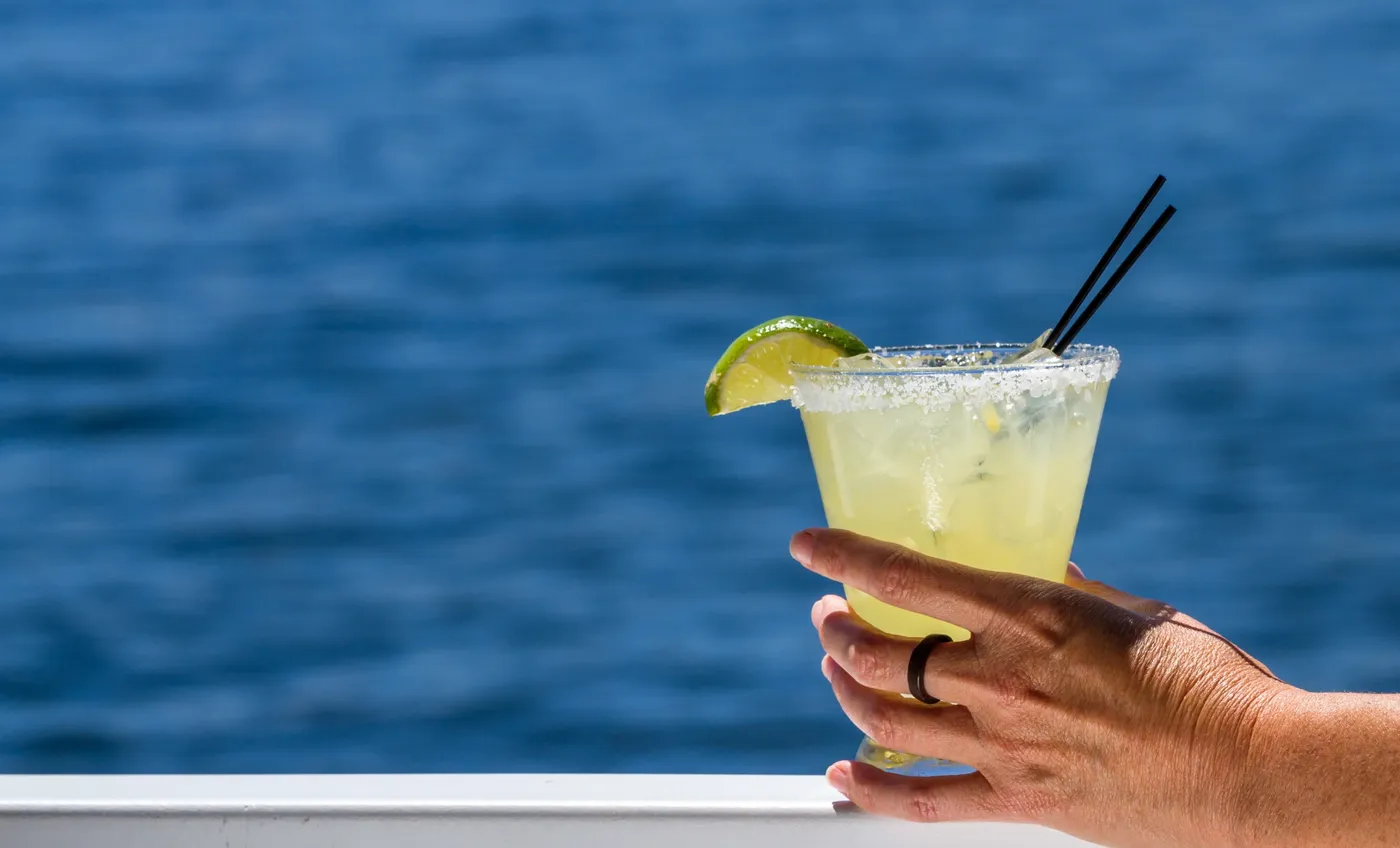 Main tenant un cocktail