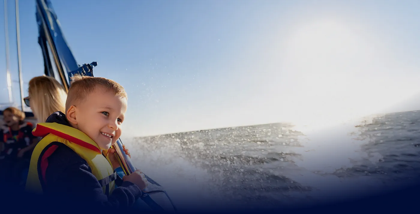 Enfants sur un bateau qui rient